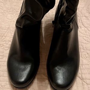 6.5 women’s low cut black boots side zipper